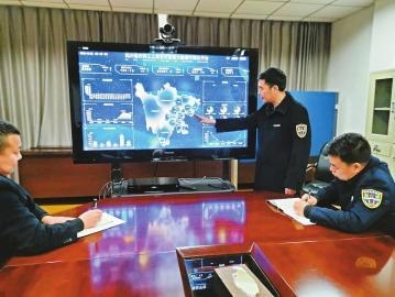 省劳动保障监察总队工作人员通过“四川省农民工工资支付监管大数据可视化平台”,对全省建筑施工项目工资支付情况进行分析。