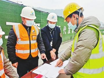 宜宾市劳动保障监察人员深入项目工地,指导劳资员和农民工现场核对工资发放金额。